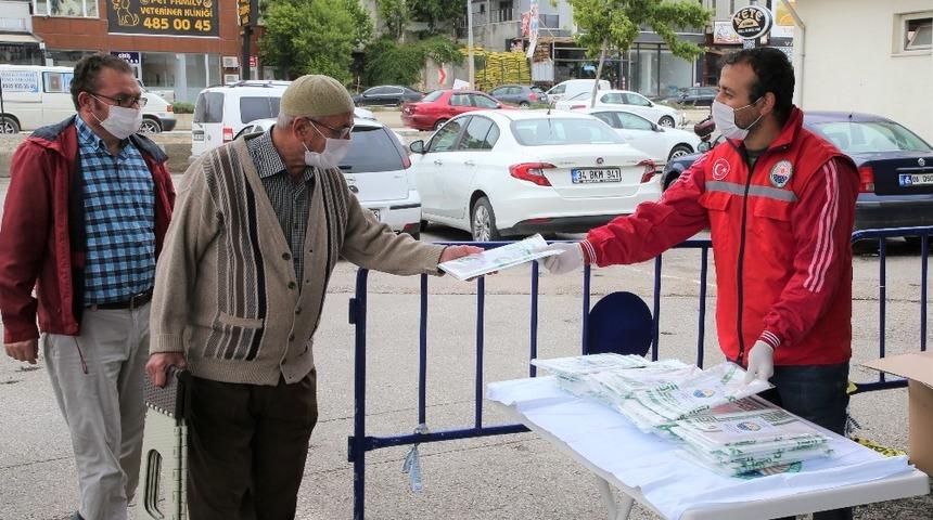 G&ouml;lbaşı Belediyesinden vatandaşlara tek kullanımlık seccade dağıtımı