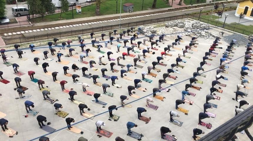 Tekkek&ouml;y&rsquo;de tarihi alanda cuma namazı