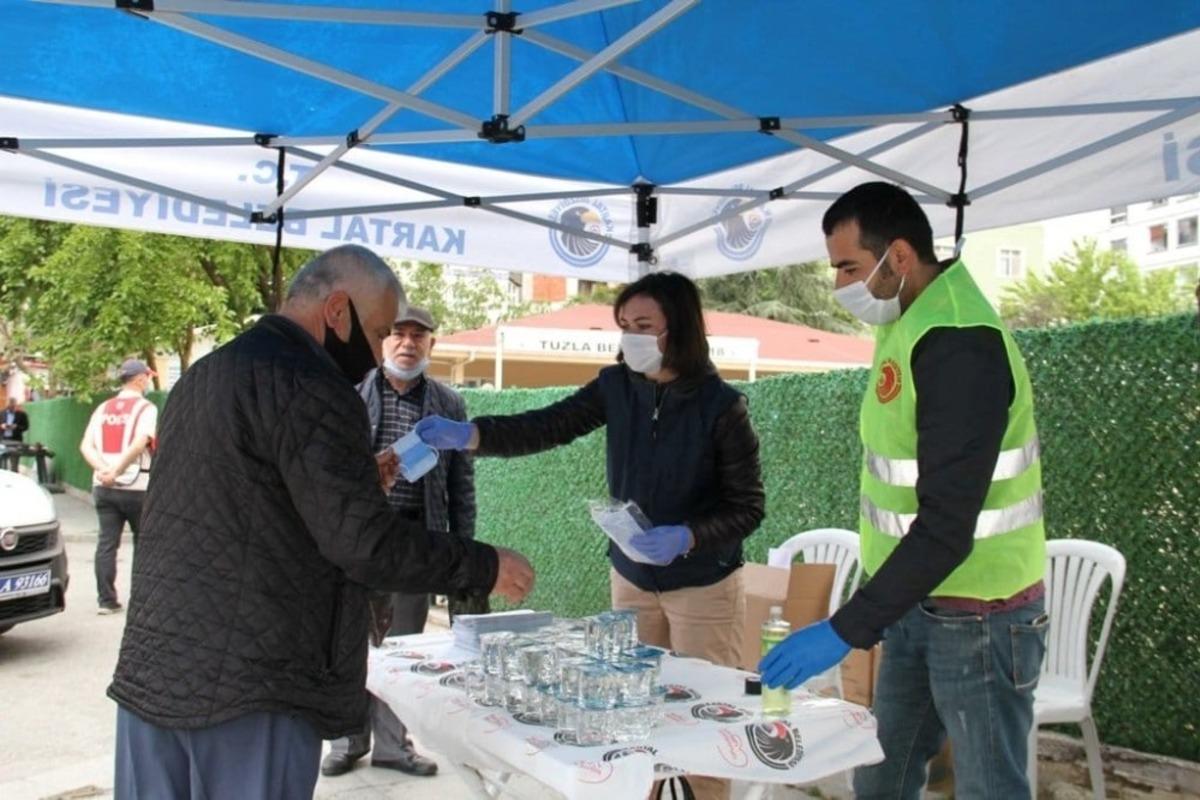 Kartal&rsquo;da salgın sonrası kılınan ilk Cuma namazında vatandaşlara sağlık kiti dağıtıldı