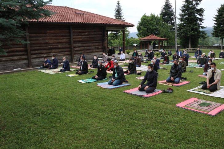 Vali Dağlı Cuma namazını tarihi camide kıldı G1