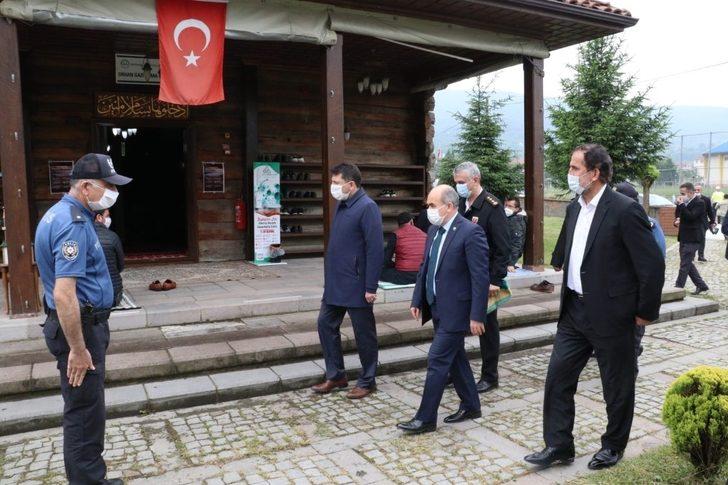 Vali Dağlı Cuma namazını tarihi camide kıldı G2