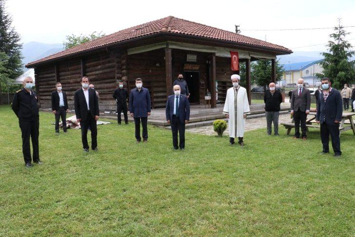 Vali Dağlı Cuma namazını tarihi camide kıldı G3