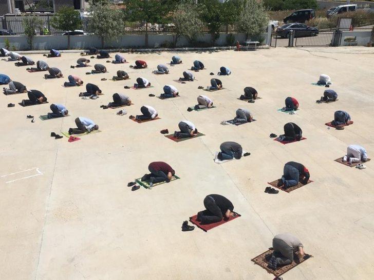 Çeşme’de sosyal mesafeli ilk cuma namazı G1