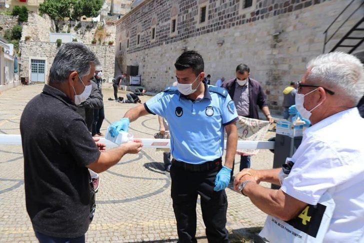 Çeşme’de sosyal mesafeli ilk cuma namazı G2