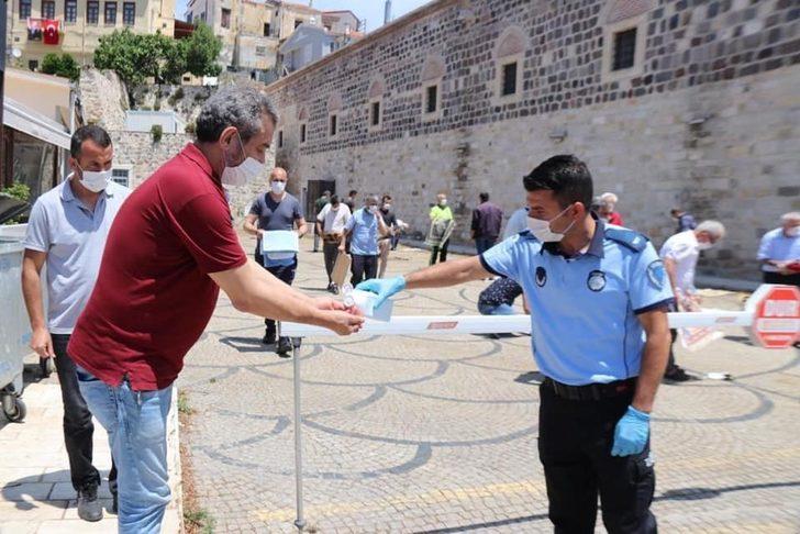 Çeşme’de sosyal mesafeli ilk cuma namazı G3