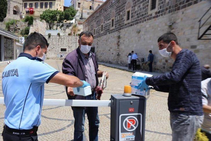 Çeşme’de sosyal mesafeli ilk cuma namazı G4