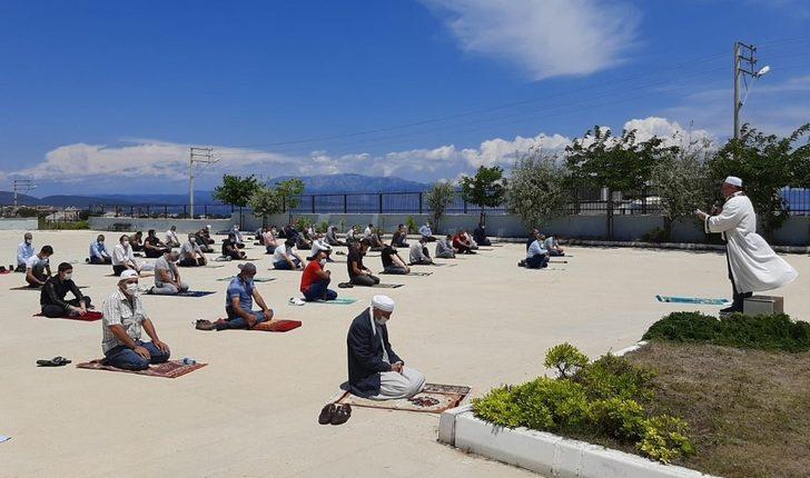 Çeşme’de sosyal mesafeli ilk cuma namazı G5