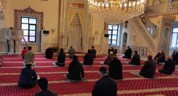 Türkeli’de fiziksel mesafeli ilk cuma namazı G1