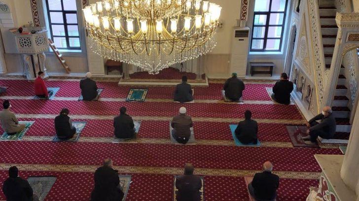 Türkeli’de fiziksel mesafeli ilk cuma namazı G2