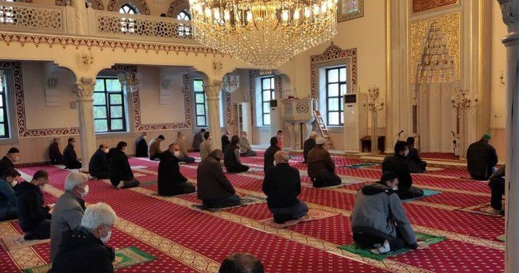 Türkeli’de fiziksel mesafeli ilk cuma namazı G3