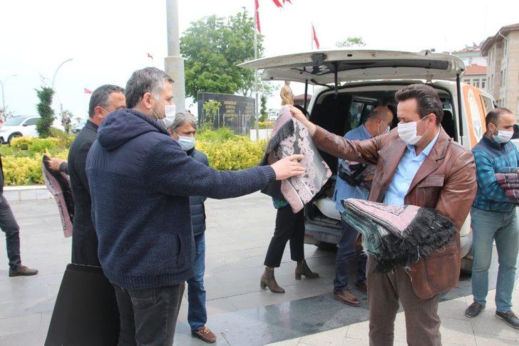 Başkan Yanmaz seccade dağıttı G1