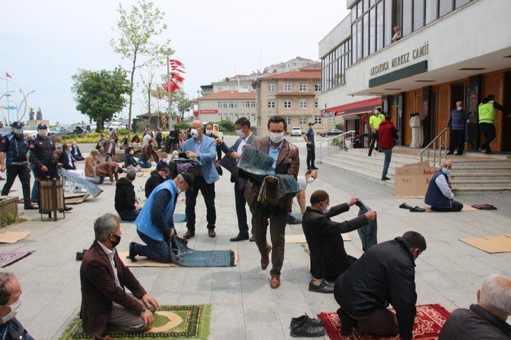 Başkan Yanmaz seccade dağıttı G3