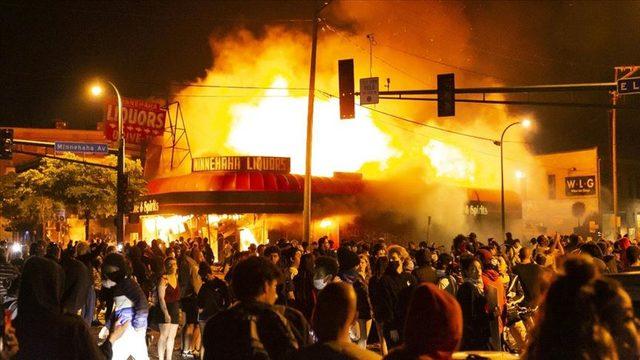 George Floyd’un öldürüldüğü Minneapolis'te sokağa çıkma yasağı getirildi