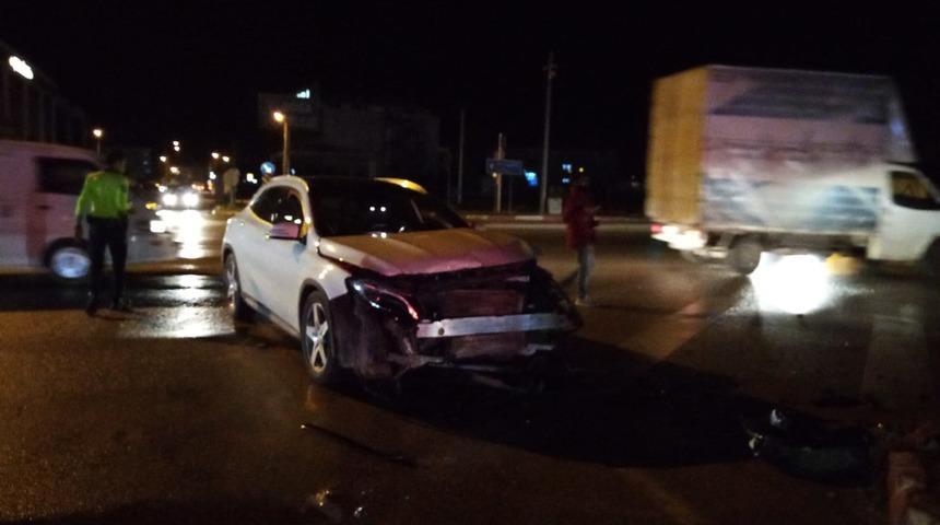 Zincirleme kazaya neden oldu, yaralı arkadaşını bırakıp kaçtı