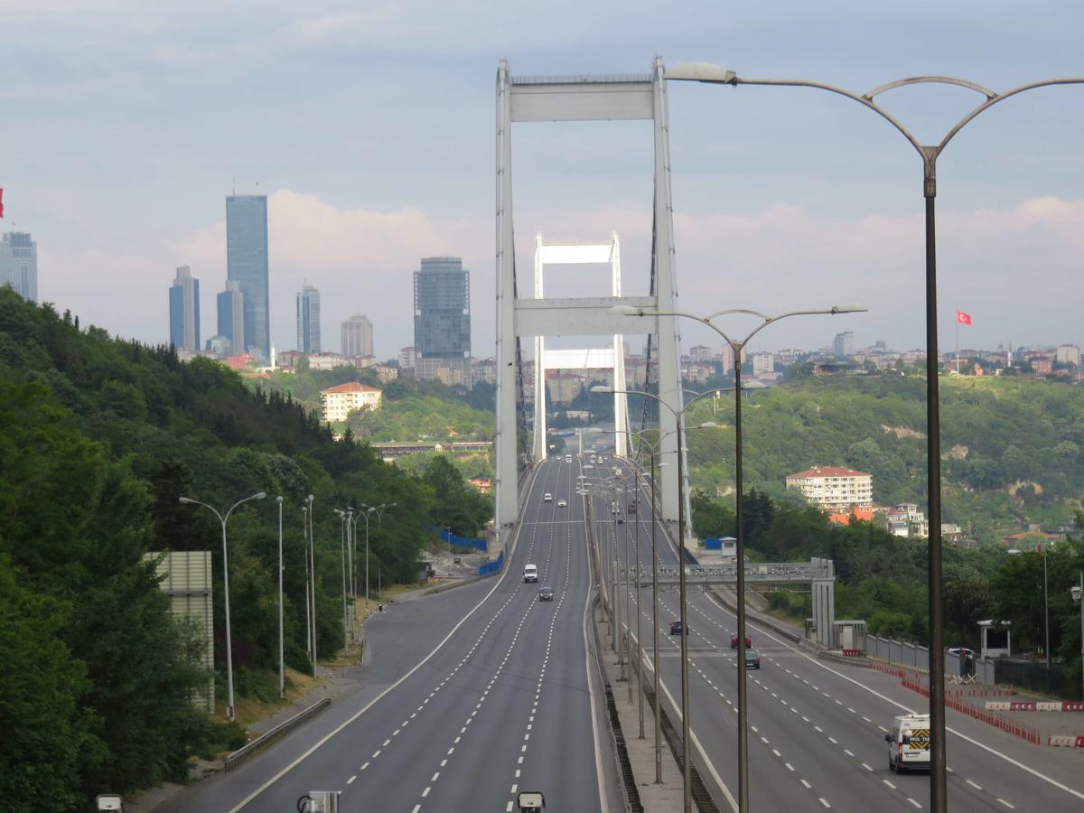 İstanbul'da yollar ve meydanlar boş kaldı