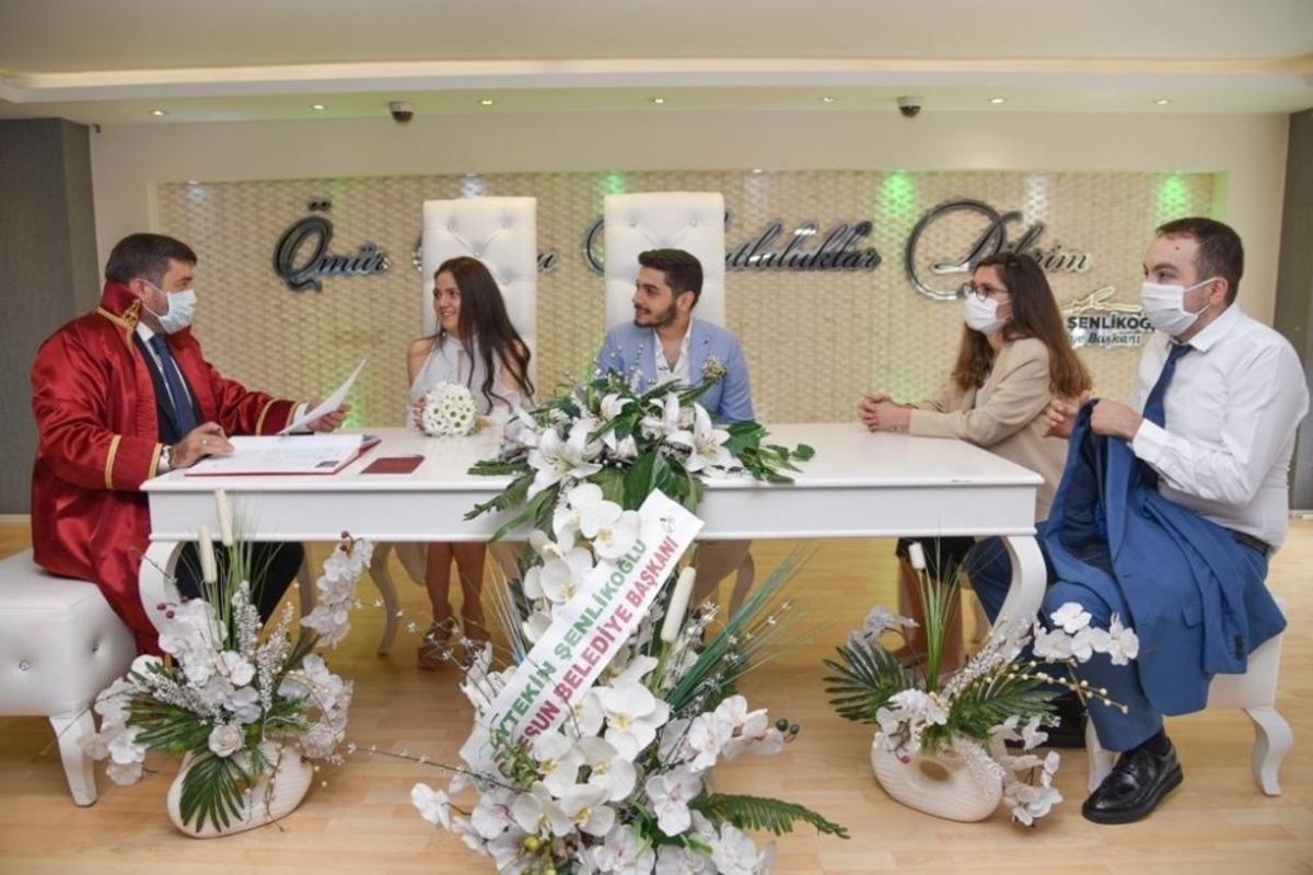 Başkan Şenlikoğlu, normalleşme s&uuml;recinin başlamasıyla ilk nikahını kıydı