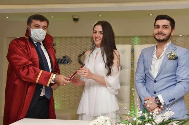 Başkan Şenlikoğlu, normalleşme sürecinin başlamasıyla ilk nikahını kıydı G4