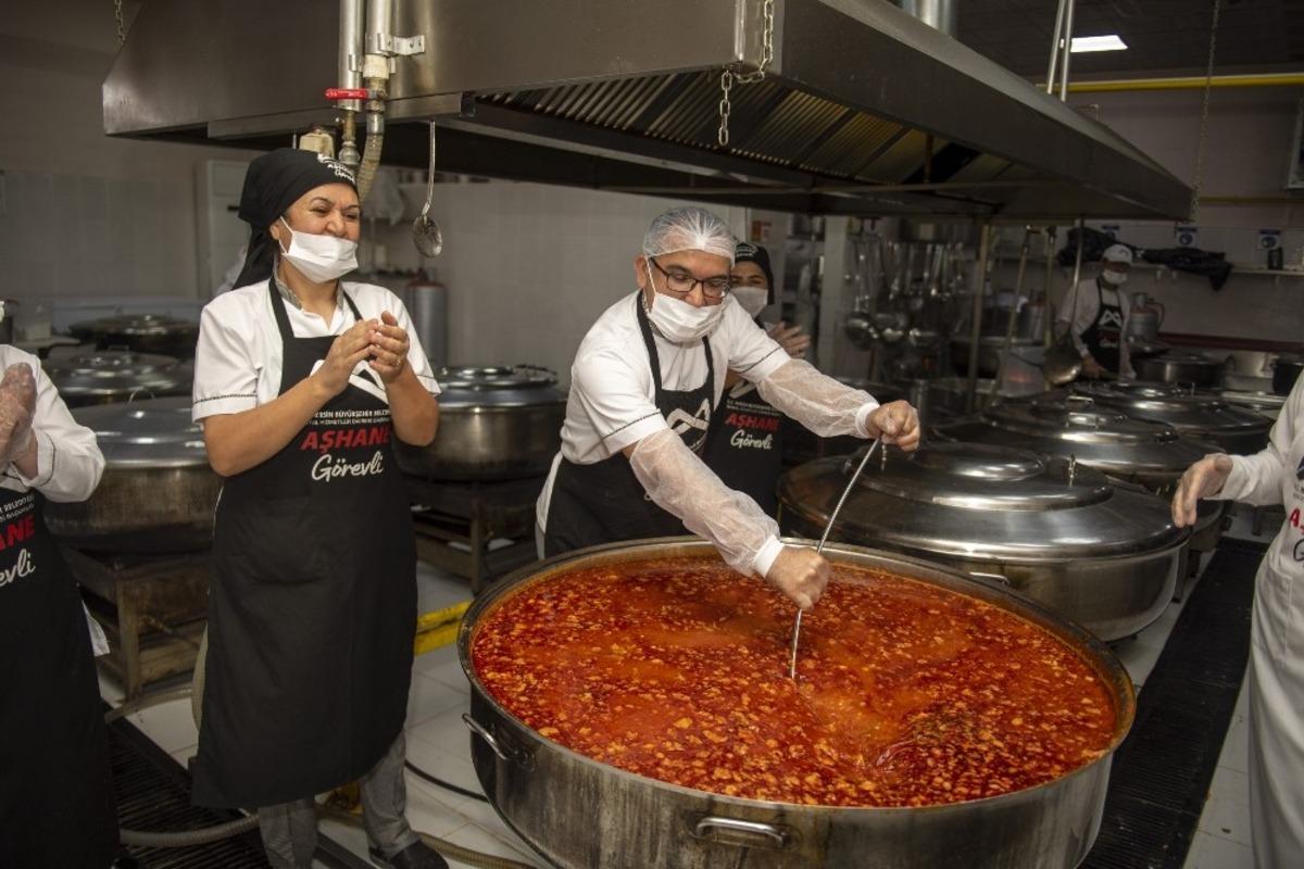Mersin B&uuml;y&uuml;kşehir Belediyesi&rsquo;nin aşhanesinde kazanlar aşkla kaynıyor