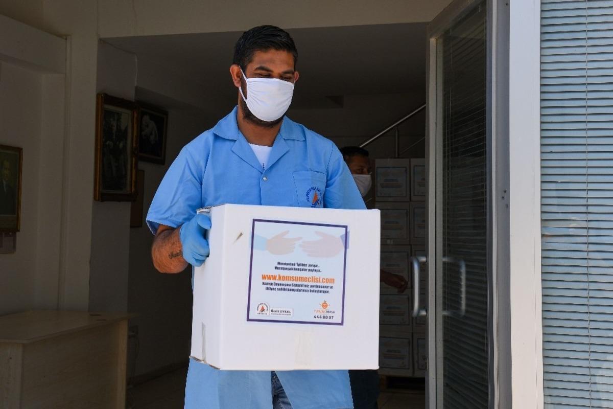 Karantinadan &ccedil;ıkan mahalleliye destek