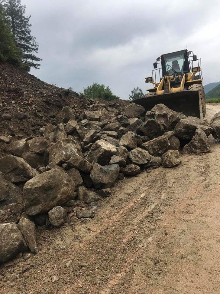 Köy yolunda genişletme çalışmaları devam ediyor G3