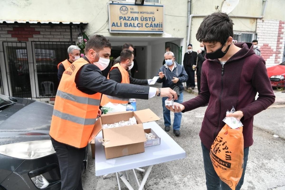 Mamak&rsquo;ta cuma namazı &ouml;ncesi maske ve seccade dağıtıldı