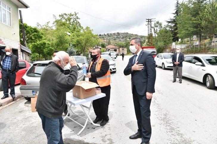 Mamak’ta cuma namazı öncesi maske ve seccade dağıtıldı G2