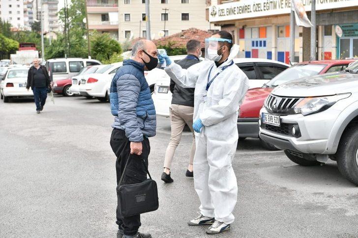 Mamak’ta cuma namazı öncesi maske ve seccade dağıtıldı G3