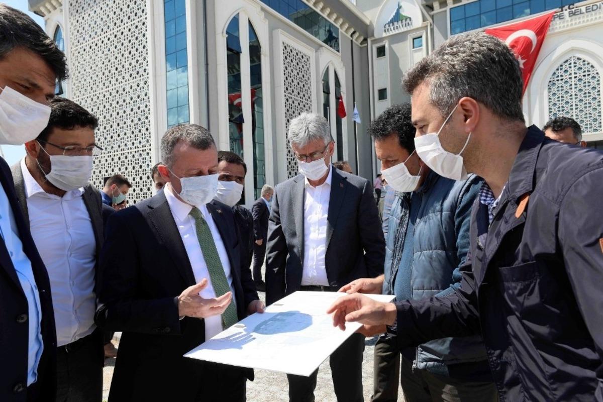 Başkan B&uuml;y&uuml;kakın Kartepe Kent Meydanı&rsquo;ndaki &ccedil;alışmaları denetledi