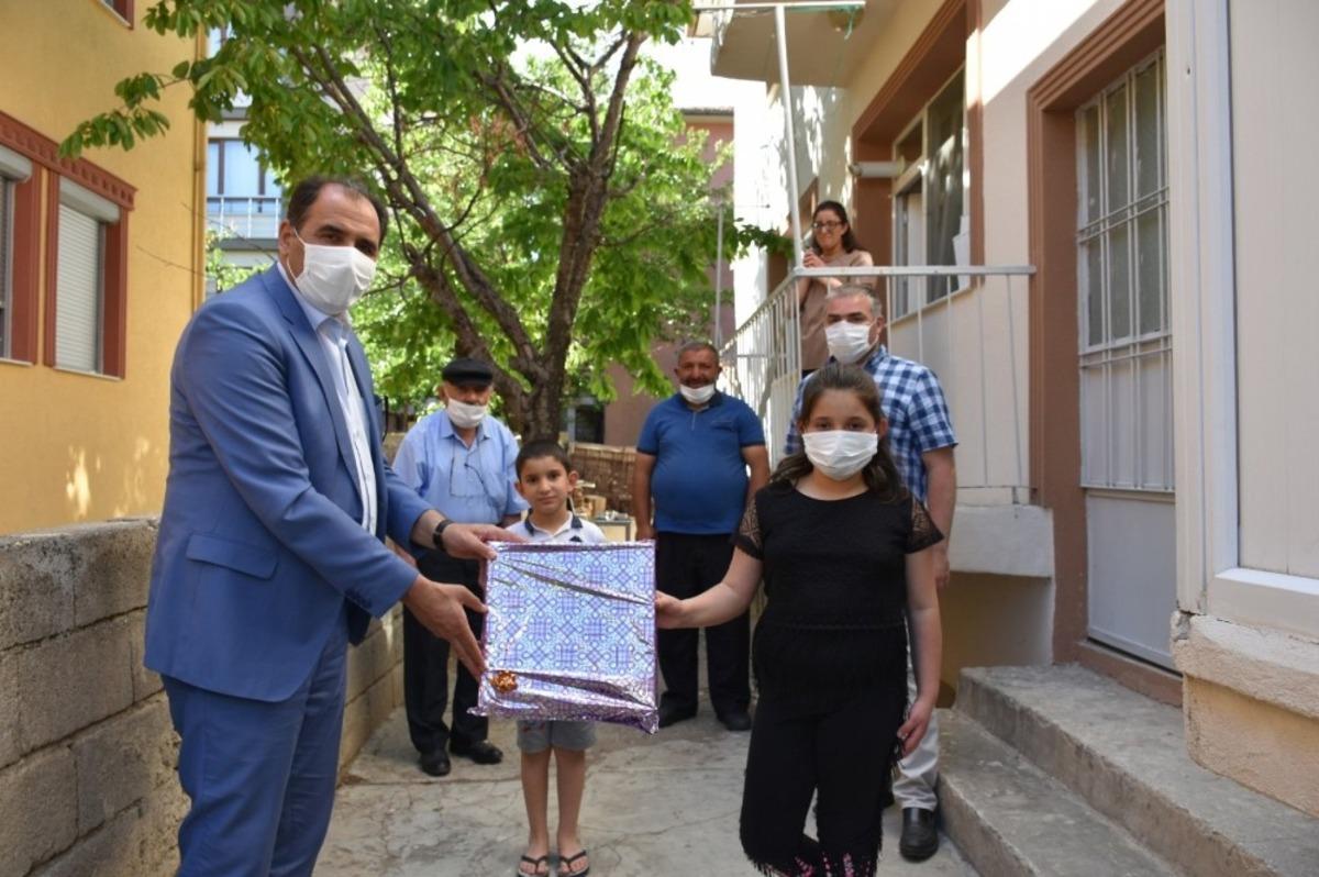 &ldquo;Evde Kalıyorum, Ailemle Oynuyorum" projesinin hediyeleri sahiplerini buldu