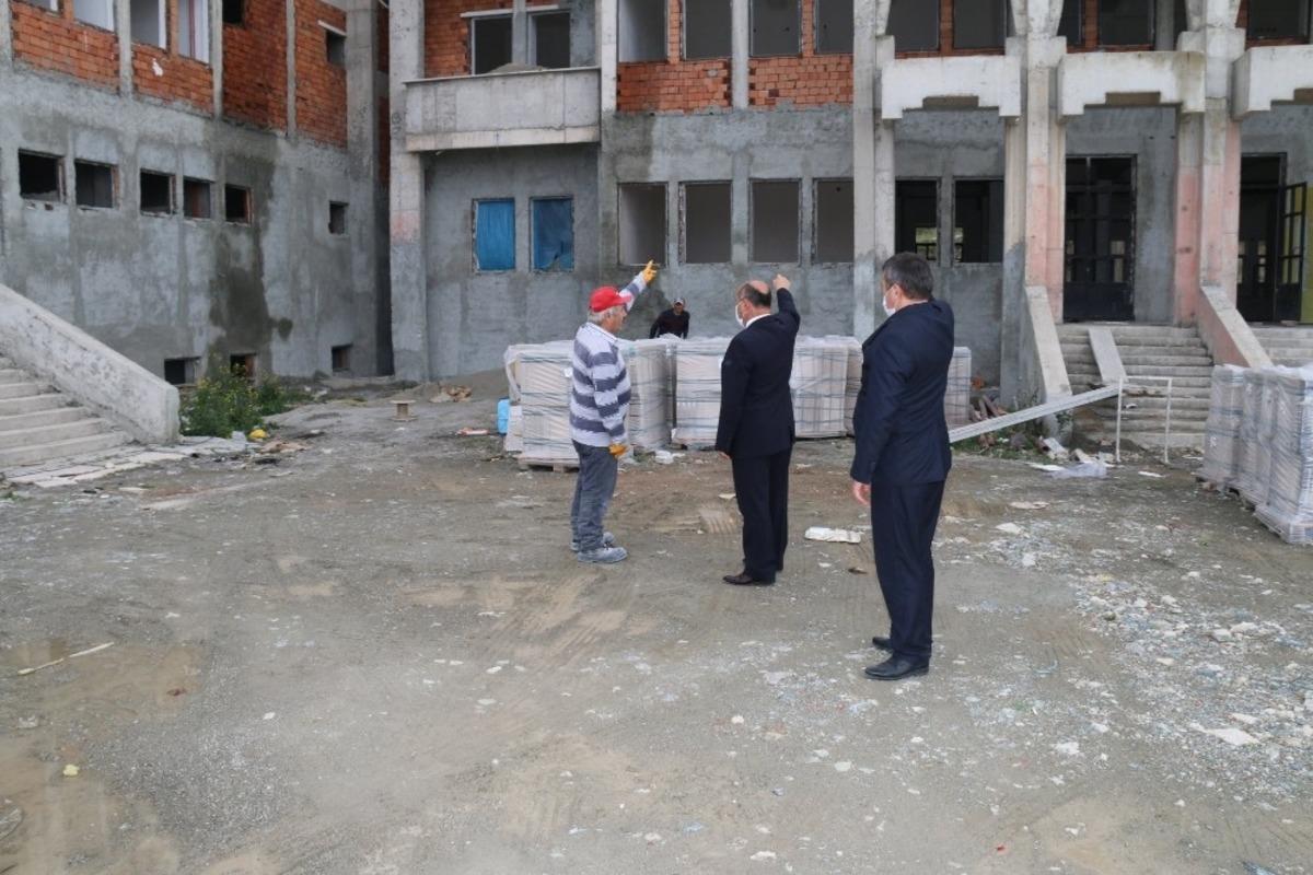 M&uuml;d&uuml;r Başyiğit, okul binası inşaatında incelemelerde bulundu