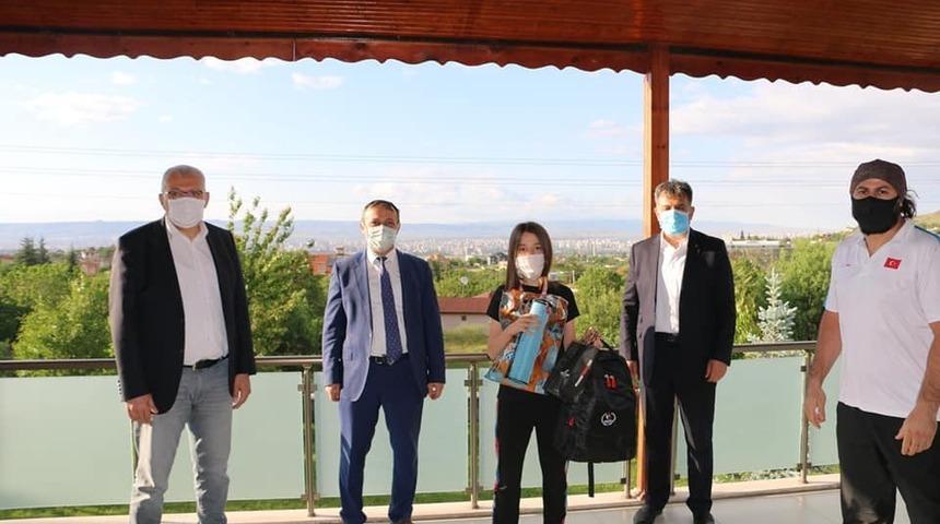 Online Kata turnuvasında dereceye girenlere &ouml;d&uuml;lleri teslim edildi