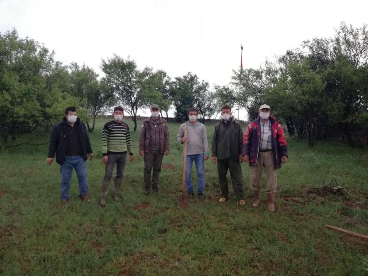 Yıkılan leylek yuvası i&ccedil;in seferber oldular