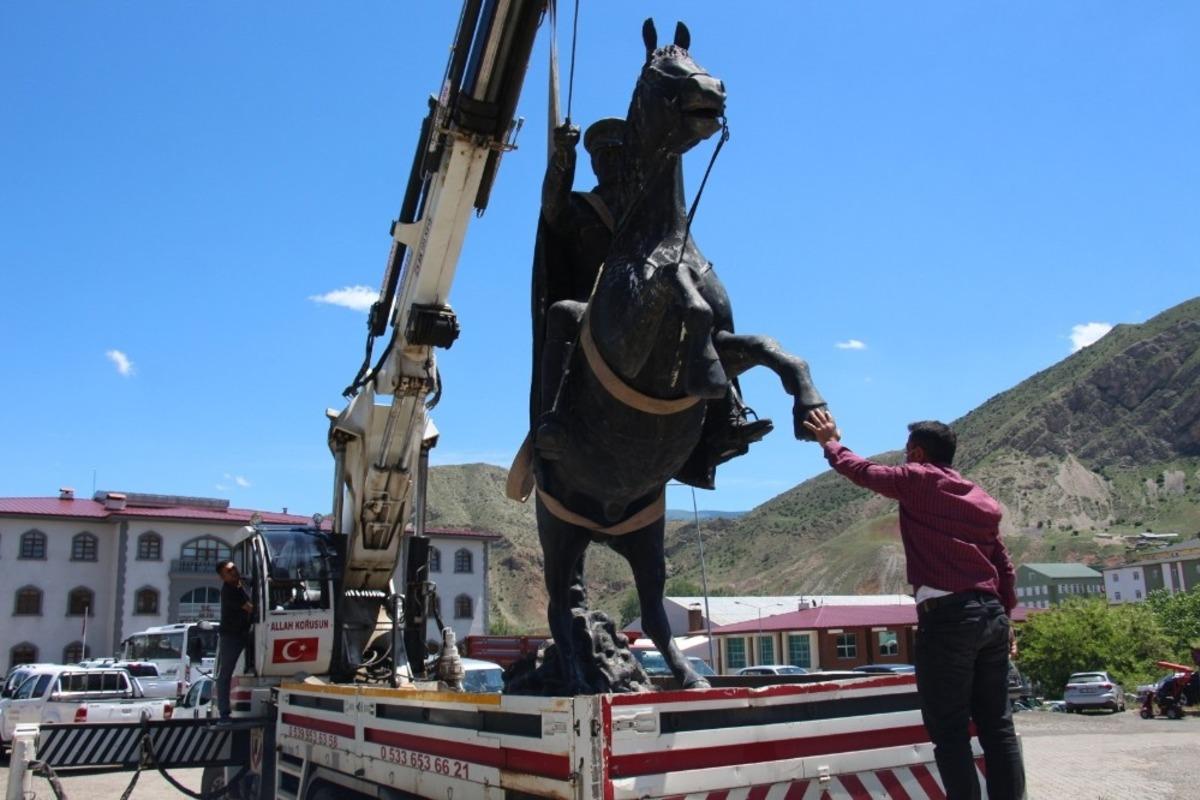 Atat&uuml;rk heykeli iş makinalarıyla yeni yerine taşındı