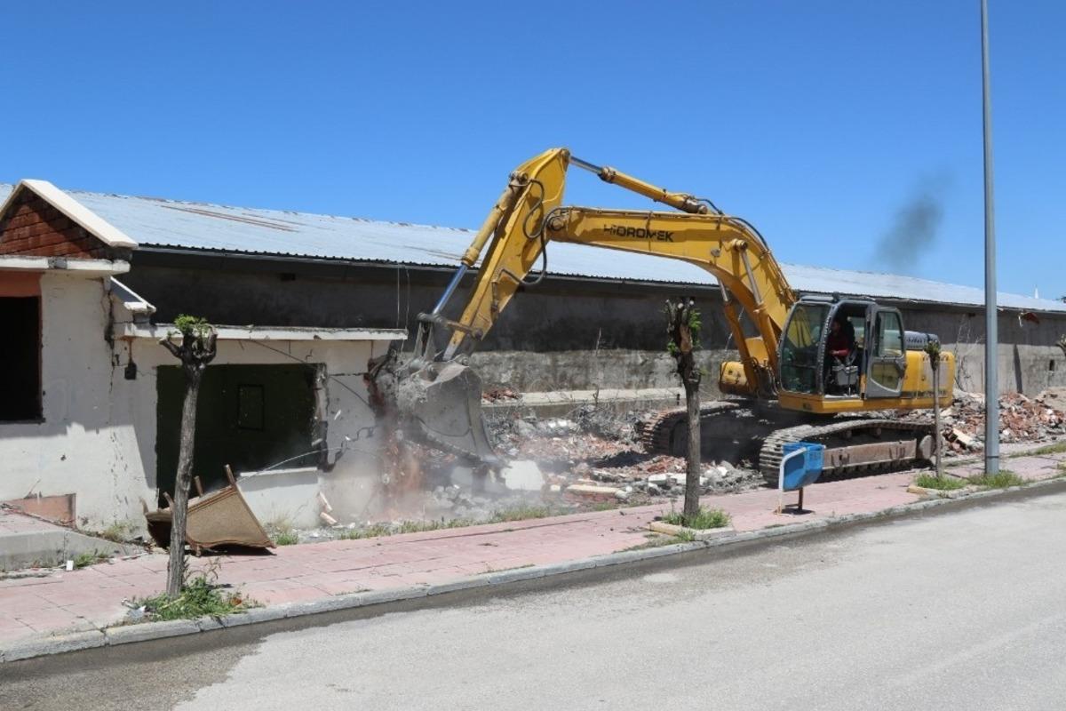 Sebze halinin bitişiğindeki işyerleri yıkıldı