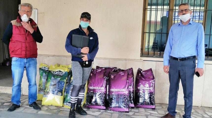 Sökeli hayvan severler sokak hayvanlarını yalnız bırakmıyor