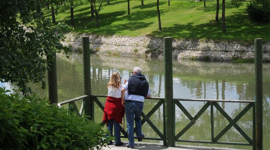 Yasağı hiçe sayarak iskelede manzaranın tadını çıkardılar