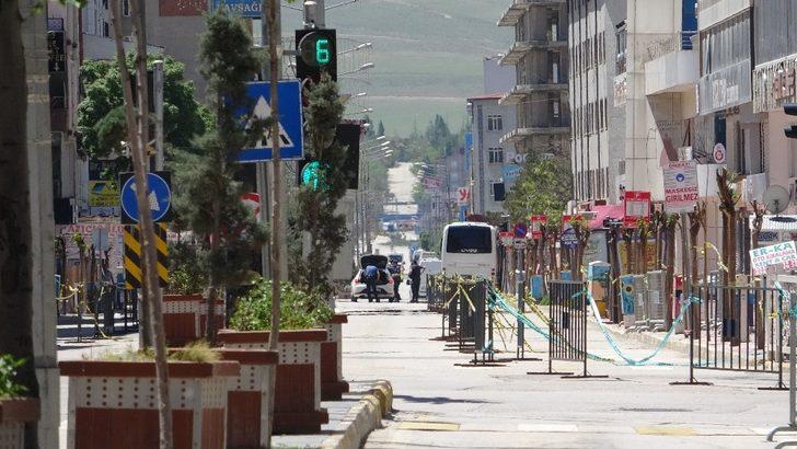 Kısıtlamanın devam ettiği Van’da sokaklar güvercinlere kaldı G4