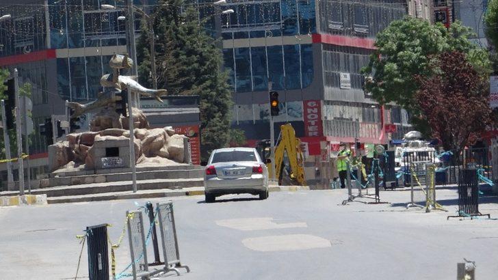 Kısıtlamanın devam ettiği Van’da sokaklar güvercinlere kaldı G5