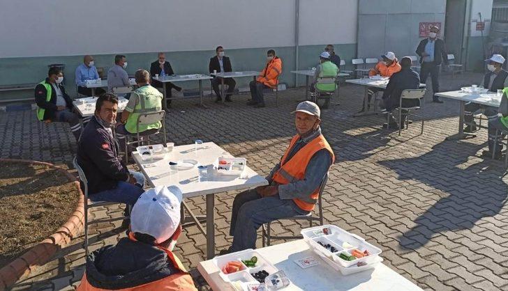 Başkan Kayda’dan işçilerle sosyal mesafeli kahvaltı G1