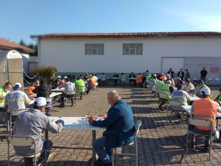 Başkan Kayda’dan işçilerle sosyal mesafeli kahvaltı G2