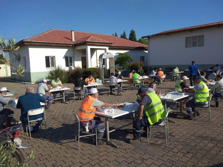 Başkan Kayda’dan işçilerle sosyal mesafeli kahvaltı G3