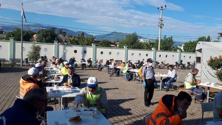 Başkan Kayda’dan işçilerle sosyal mesafeli kahvaltı G4