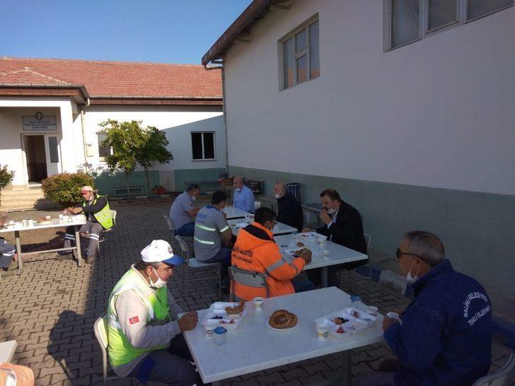 Başkan Kayda’dan işçilerle sosyal mesafeli kahvaltı G5