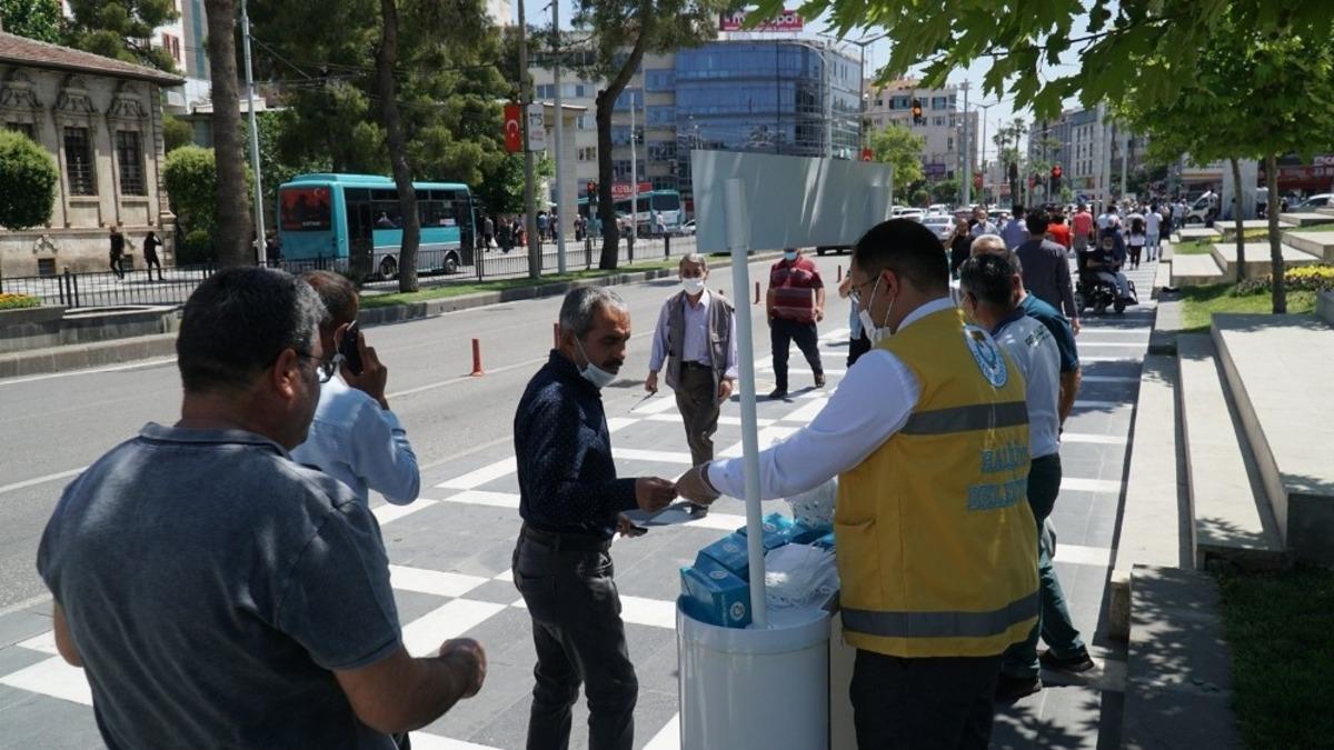 Haliliye&rsquo;de vatandaşa maske dağıtımı s&uuml;r&uuml;yor