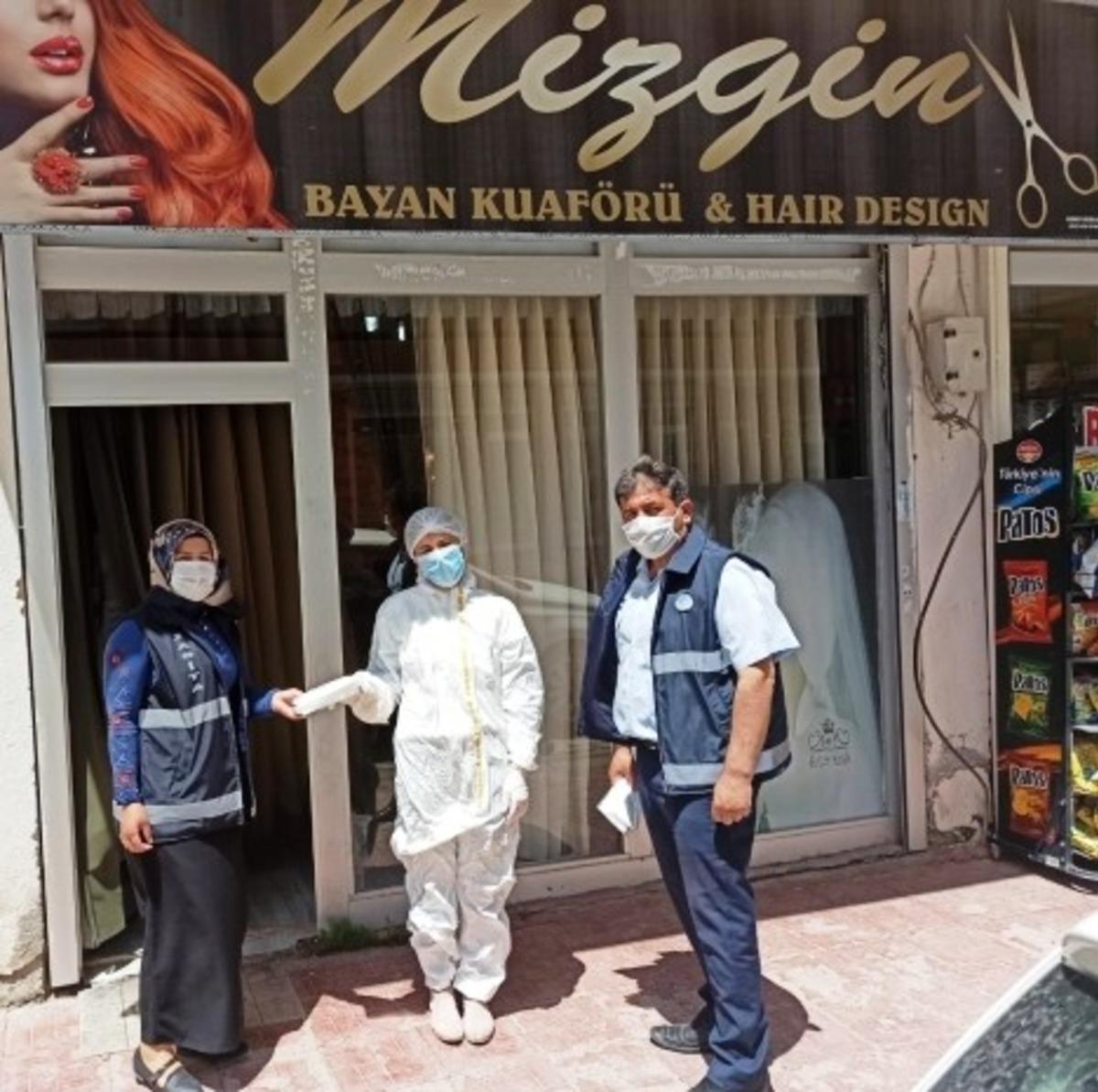 Belediye zabıta ekipleri &uuml;cretsiz maske dağıttı