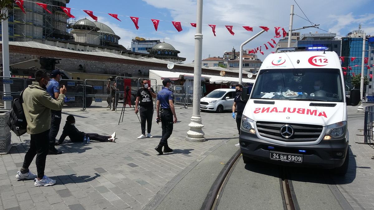 Taksim'de yabacı uyruklu kişi polisi g&ouml;r&uuml;nce kendini yere bıraktı