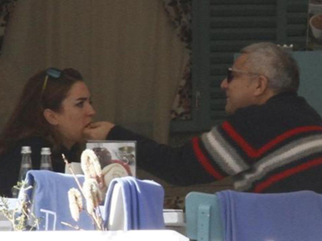 Mehmet Ali Erbil, gen&ccedil; sevgilisini eliyle besledi