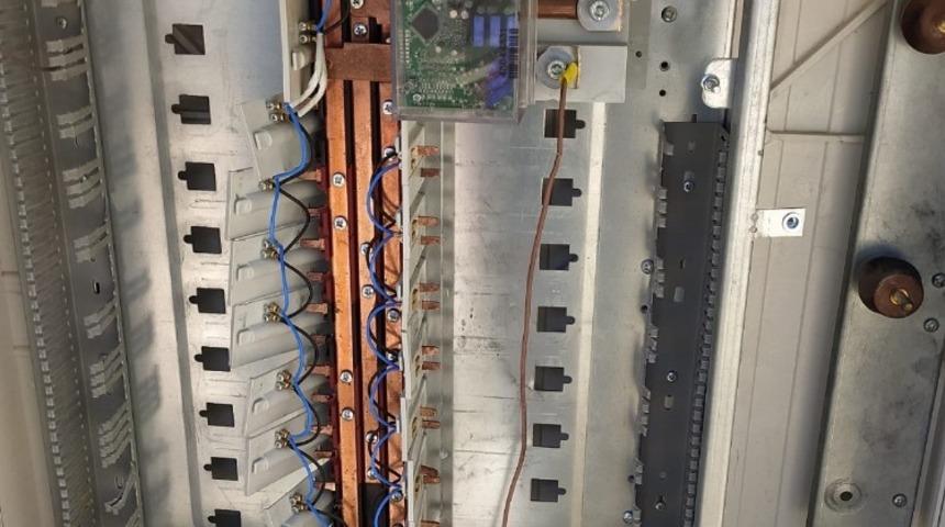 Mardin&rsquo;de elektrik panosuna dadanan hırsızlar polisler tarafından yakalandı