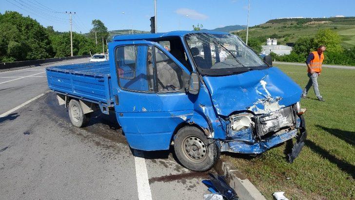65 yaş üstü annesini memlekete götürürken kaza yaptı: 3 yaralı G4