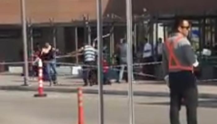 Adana'da hastane önünde sopalı kavga saniye saniye kamerada